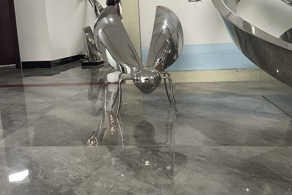 Custom Stainless Steel Insect Sculpture – Mirror Polished Modern Outdoor Art Installation